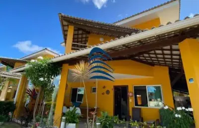 Casa 193m com 3 suítes, lavabo, sala com dois ambientes, cozinha ampla, despensa, área de serviço, varanda gourmet, jardim, placa solar. quartos no segundo pavimento. não tem quarto no térreo