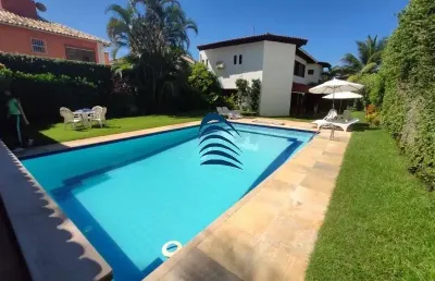 Casa 4/4, 2 suítes,  varanda em dois quartos, salas, bar, sauna, piscina
