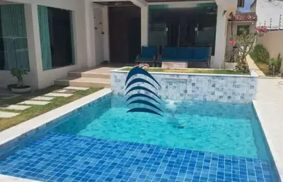 Casa recém reformada em vilas do atlântico (alameda fechada) com 4/4 sendo 3 suítes. bem localizada, próximo a tudo, em rua pública
