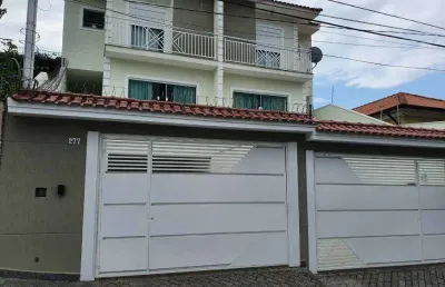 Sobrado para venda possui 180 metros quadrados com 3 quartos