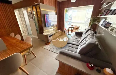 Apartamento 3 dormitórios sendo 1 suíte a somente 300 metros do mar na praia de canasvieiras