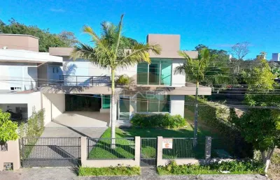 Casa de alto padrão para locação no norte da ilha – 3 suítes, piscina e vista para mata!