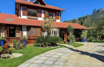 Casa com 3 dormitórios à venda, 250 m² por r$ 1.800.000,00 - granja guarani - teresópolis/rj