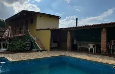 Casa com piscina e salão comercial – oportunidade única!