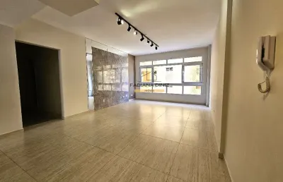 Lindo apartamento pé na areia, situado em andar intermediário.
