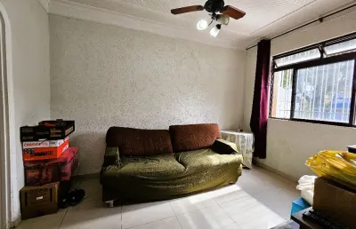 Casa sobrado, com terreno grande, cômodos espaçosos e vagas de garagem.,