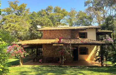 Chácara com espaço gourmet, piscina e extensa área de mata.