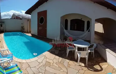 Casa com piscina por r$580 mil em peruíbe – 3 dorms e 5 vagas!