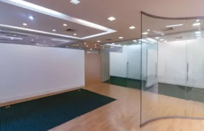 Prédio comércial com 691m² distribuídos em 12 salas, casa de máquinas, 1 copa com gabinete, 5 banheiros sendo 1 com acessibilidade.