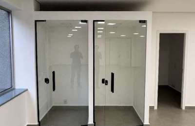 Sala comercial recem reformada, otima iluminacao, ar condicionado, copa, pronta para entrar. predio seguro com portaria 24h, manobrista