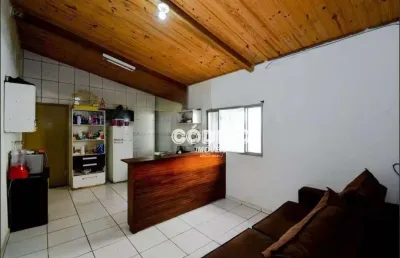 Excelente localização casa térrea, 2 quartos, sala, cozinha, sendo 1 banheiro, 2 vagas, entrada lateral, próximo terminal de ônibus, rodeado de serviç