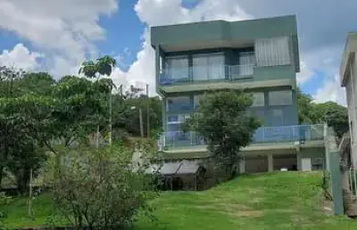 Linda casa à venda, cozinha estilo americana, com 4 quartos, sendo 2 suítes, uma delas com closet e