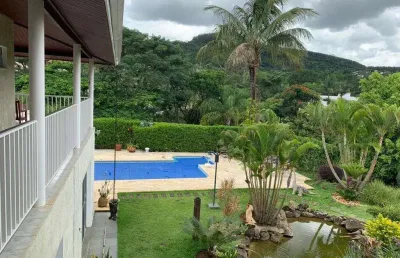 Casa à venda com bela vista e área verde, 04 suítes,sendo 01 suíte máster, piscina aquecida, 03 lag