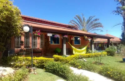 Casa à venda com 06 suítes, 04 vagas cobertas, piscina e churrasqueira, área total: 3500 m², cond.