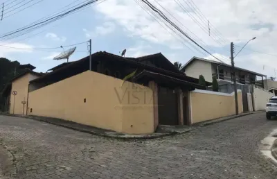 Casa à venda, em excelente localização com 3 suítes (uma delas com banheira), ampla área externa, á
