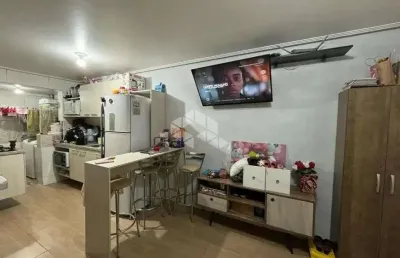 Sobrado 2 dormitórios, 1 banheiro e garagem e churrasqueira