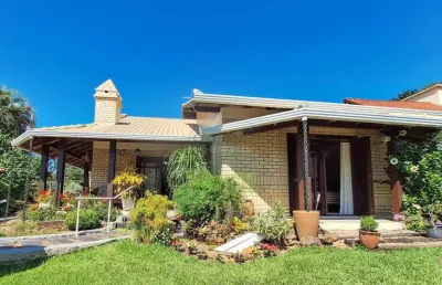 Seu refúgio dos sonhos: casa aconchegante com piscina e lago em pareci novo!