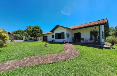 Casa espaçosa no centro de pareci novo com 220m² e amplo terreno de 1.200m²