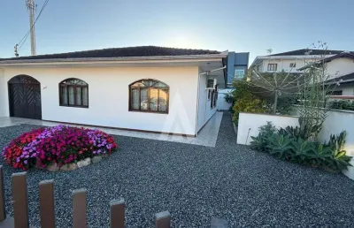 Casa com 3 quartos à venda na rua rocha pombo, --, iririú, joinville, 157 m2 por r$ 790.000