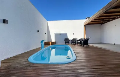Lindo sobrado com 3 quartos (uma suite) com piscina no bairro santa terezinha