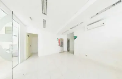 Prédio comercial com 650m² distribuídos em 5 vagas, 22 salas e 4 banheiros.