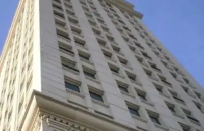 Edifício imponente. padrão corporativo de ocupação.