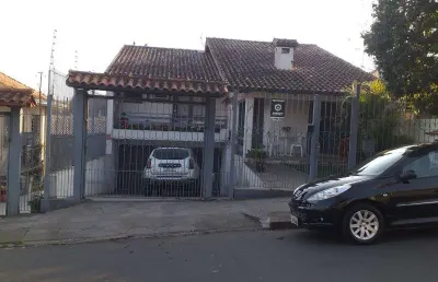 Excelente casa com 2 pavimentos, 04 dormitórios sendo 01 suite com sacada, amplo living com 02 ambientes, 03 banheiros , garagem para 03 carros, piscina , terreno murado medindo 10 x 33