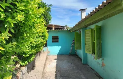 Casa mista com 03 dormitórios , sala cozinha banheiro , área de serviços e área aberta, terreno medindo 10 x 26