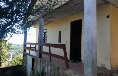 Terreno 12 x 30 , com casa de alvenaria não averbada na matricula , com 03 dormitórios, sendo 01 suite , sala, cozinha , área de serviços com churrasqueira, sacada , com vista para o guaiba, precisa r