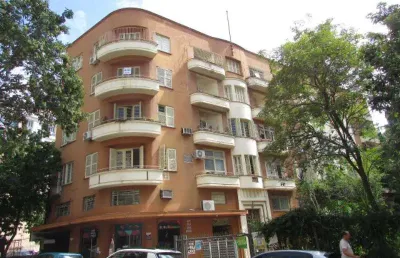 Apartamento no bairro centro com 140 m2, 3 dormitórios, sacada, área de serviço, banheiro privativo, banheiro social, cozinha, despensa, interfone, sacada, sala de estar, tanque