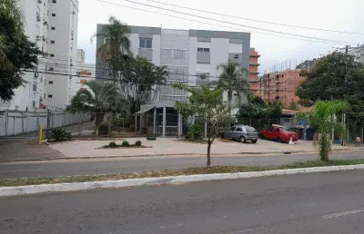 Apto reformado  com 01 dormitório com ar split ,sala, cozinha, banheiro, área de serviços e estacionamento rotativo.