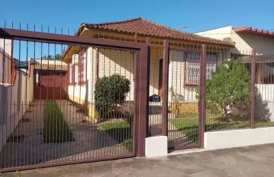 Casa térrea, com 03 dormitórios , sala,cozinha sala de jantar, banheiro social , banheiro auxiliar.,edicula com garagem para 3 carros , ampla sala, banheiro, terreno 10x30 murado e gradeado.