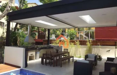 Belissima casa de alto padrão, aconcehegante e cercada pela tranquilidade e natureza que só niterói pode oferecer!!!