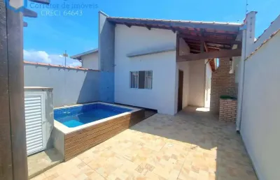 Casa nova com piscina e churrasqueira, apenas 800m da praia! itanhaém/sp