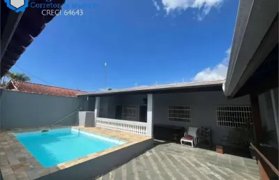 Casa na praia com piscina e churrasqueira com forno e fogão a lenha