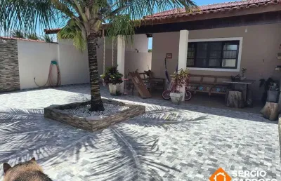 Casa terrea com amplo quintal apenas 400m do mar! 3 quartos - itanhaem/sp