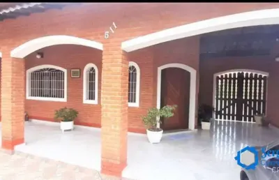 Casa linda  3 quartos   suíte local nobre   200m mar  itanhaém  sp