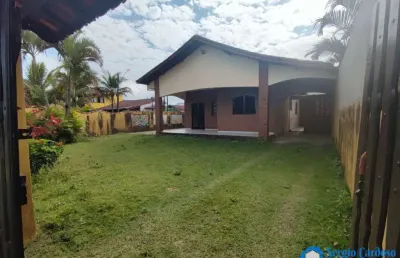 Casa de esquina 2 quartos amplo gramado lado praia itanhaém/sp