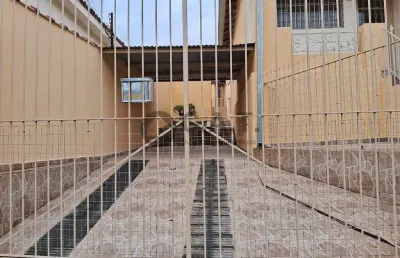 Casa para locação na vila jardini, sorocaba-sp: 2 quartos, 2 salas, 1 banheiro, 2 vagas de garagem, 90m² de área.