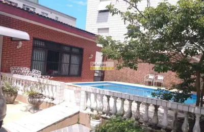 Casa isolada com piscina, três dormit, duas salas, 4 vagas