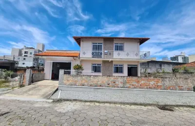 Casa dois pavimentos com amplo terreno - excelente localização (ponte do imaruim) palhoça/sc