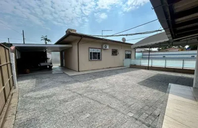 Casa semimobiliada com piscina e amplo terreno - palhoça/sc