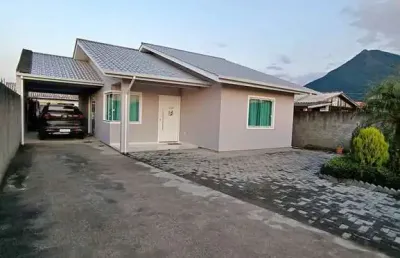 Linda casa de 3 quartos (1 suíte) em um amplo terreno de 426m² na guarda do cubatão em palhoça/sc!