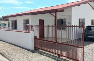 Excelente terreno com 2 casas independentes, com piscina e vaga para 2 carros: barra do aririú em palhoça/sc!