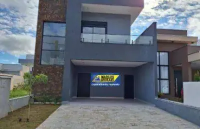 Sobrado luxuoso, 3 suítes, sendo uma master, piscina.