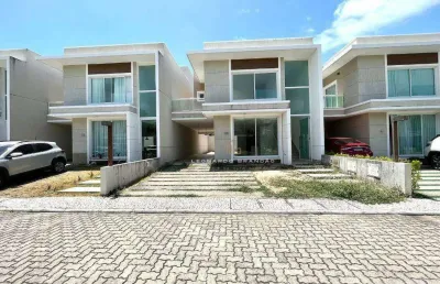 Explore o conforto e a sofisticação desta casa duplex de 206 metros quadrados, localizada em um condomínio de luxo. no pavimento térreo, uma espaçosa