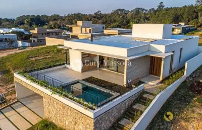 Casa a venda com uma linda vista do por do sol e sua piscina com borda infinita no villas do golfe