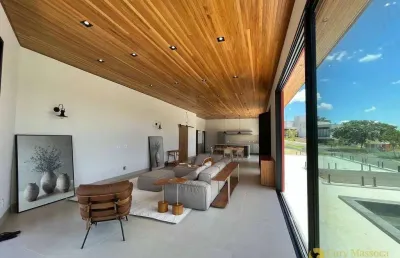 Vivencie momentos incríveis nesta casa parcialmente mobiliada e com vista livre para a serra do japi e com 4 suítes.