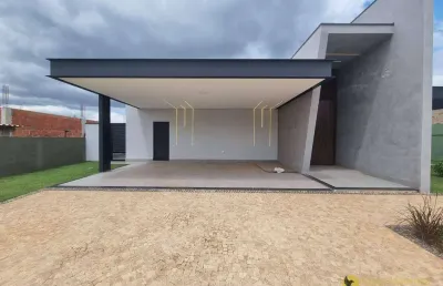 Casa térrea com 4 suites, piscina com borda infinita e amplos ambientes