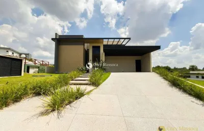 Casa térrea com 3 suítes, escritório, área gourmet completa junto a uma piscina com prainha e redário